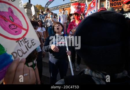 Reazione alla fine delle elezioni presidenziali americane del 2020 a Boston, ma, USA. 07 Nov 2020. I sostenitori di Pro-Biden si confrontano CON UN piccolo gruppo di sostenitori di Donald Trump sui gradini della casa di Stato del Massachusetts a Boston dopo l'annuncio da parte dei media statunitensi che il Biden aveva vinto l'elezione. Anche se Boston richiede di indossare una copertura o una maschera in pubblico, la maggior parte dei sostenitori di Trump non lo ha fatto. Foto Stock