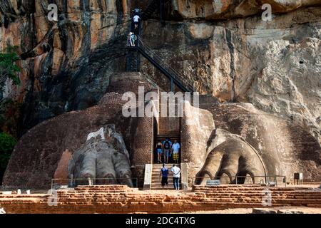 L'ultima salita alla cima della fortezza di Sigiriya Rock in Sri Lanka passa dalla piattaforma dei leoni attraverso le enormi Paws scolpite in pietra dei leoni. Foto Stock