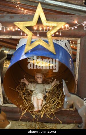 Gesù bambino che si posa in una culla di paglia Foto Stock