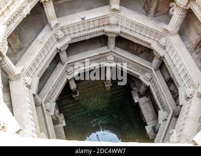 India, Gujarat, Ahmedabad, Adalaj, cinque piani profonda steppwell costruito da una donna nel 1498. Foto Stock