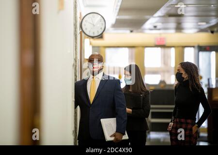 Washington, Stati Uniti d'America. 18 Nov 2020. Il senatore degli Stati Uniti Tim Scott (Repubblicano della Carolina del Sud) arriva per un Comitato del Senato per l'audizione delle candidature giudiziarie nel Dirksen Senate Office Building a Washington, DC, mercoledì 18 novembre 2020. Credit: Rod Lamkey/CNP | Usage worldwide Credit: dpa/Alamy Live News Foto Stock