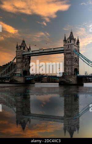 Foto della città di londra durante una giornata piovosa Foto Stock