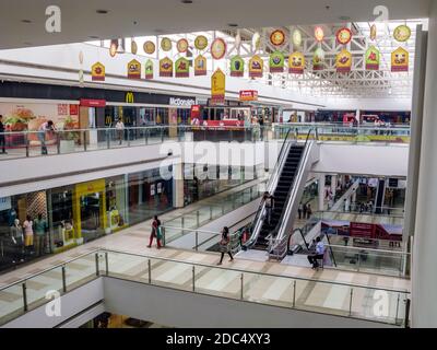 India, Gujarat, Ahmedabad, Vastrapur, centro commerciale Alpha One Mall, che include un fast food McDonald's in stile USA. Foto Stock
