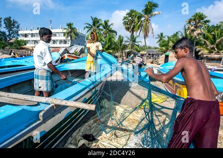 I pescatori sbattono le reti sulla spiaggia di Arugam Bay dopo essere tornati dalla pesca la notte precedente. Arugam Bay si trova sulla costa orientale dello Sri Lanka. Foto Stock