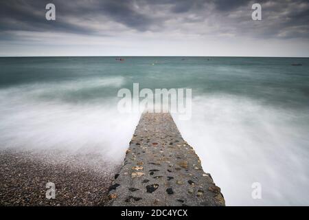 Vista mare al largo della città di Etretat, sulla costa nord francese Foto Stock