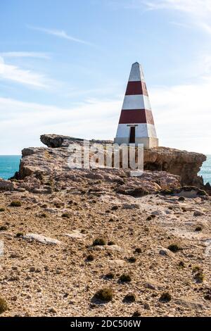 L'iconico Obelisco costruito su ora pesantemente erodenti pareti rocciose Situato nella Robe South Australia l'8 novembre 2020 Foto Stock