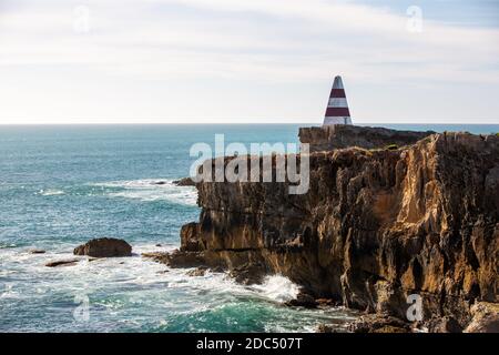 L'iconico Obelisco costruito su ora pesantemente erodenti pareti rocciose Situato nella Robe South Australia l'8 novembre 2020 Foto Stock