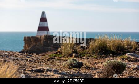 Le cime delle scogliere circostanti con l'iconico Obelisco offuscato selettivamente Sullo sfondo si trova nella Robe South Australia ON 8 Novembre 2020 Foto Stock