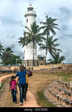 Una magnifica vista che guarda verso il faro al Bastione di Point Utrecht che si trova all'interno del Forte di Galle a Galle, nello Sri Lanka meridionale. Foto Stock