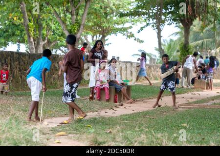 I bambini si divertono con una partita di cricket vicino al Bastione Akersloot a Galle Fort a Galle, nello Sri Lanka. Cricket è uno degli sport più popolari in Sri Lanka. Foto Stock