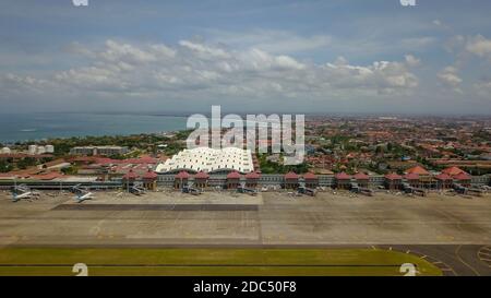 Aeroporto Internazionale di Denpasar, Ngurah Rai, Bali Island, Indonesia. Aeromobili di vettori aerei nazionali indonesiani di fronte al terminal passeggeri dell'aeroporto Foto Stock