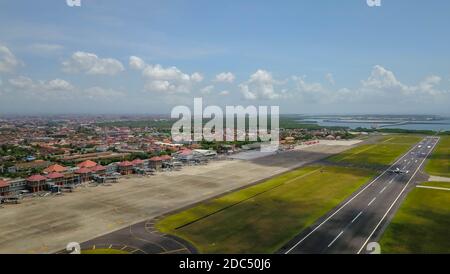 L'aereo è appena atterrato all'aeroporto internazionale di Bali, Denpasar, Indonesia. L'aereo da Giacarta prepara il tassare al cancello a Ngurah Rai Foto Stock