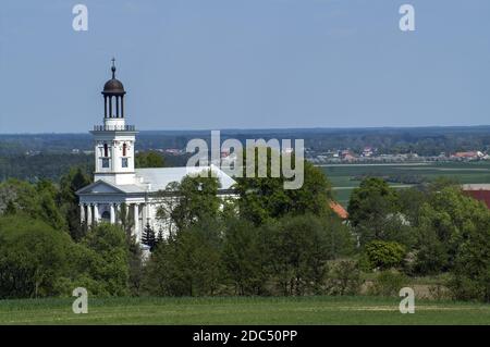 Polska, Polonia, Polena, Europa, Grande Polonia, Großpolen; Brzóstków - la chiesa di San Giovanni Battista contro il cielo blu. Foto Stock