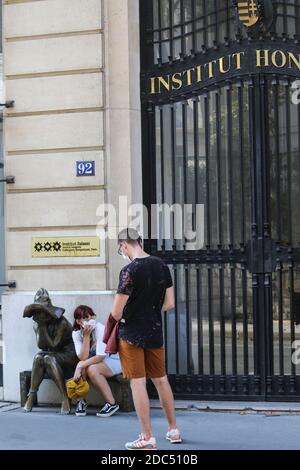 Parigi, Francia - 12 settembre 2020 - Institut Balassi hongrois Collegium Hungaricum foto di strada, Covid19, coronavirus, arte, strada... Foto Stock