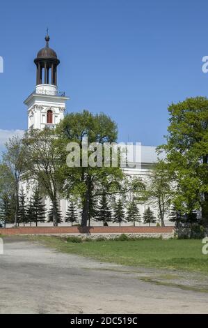 Polska, Polonia, Polena, Europa, Grande Polonia, Großpolen; Brzóstków - la chiesa di San Giovanni Battista contro il cielo blu. Foto Stock