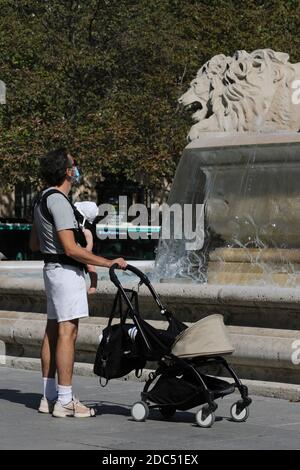 Parigi, Francia - 12 settembre 2020 - Institut Balassi hongrois Collegium Hungaricum foto di strada, Covid19, coronavirus, arte, strada... Foto Stock