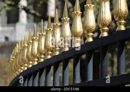 Parigi, Francia - 12 settembre 2020 - Institut Balassi hongrois Collegium Hungaricum foto di strada, Covid19, coronavirus, arte, strada... Foto Stock