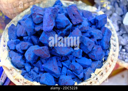 Marocco Marrakech - colorful Indaco Blue Dye campioni di un commerciante di spezie Foto Stock