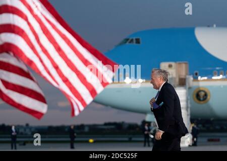 Mark Meadows, capo dello staff della Casa Bianca, saluta i tifosi mentre il presidente degli Stati Uniti Donald Trump arriva a un evento della campagna Make America Great Again presso l'aeroporto internazionale di Des Moines il 14 ottobre 2020 a Des Moines, Iowa. Trump si batte una settimana dopo il recupero da COVID-19. Credit: Alex Edelman/The Photo Access Foto Stock