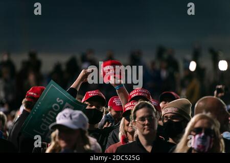 I tifosi guardano ai tifosi del presidente degli Stati Uniti Donald Trump mentre ospita un evento della campagna Make America Great Again all'aeroporto internazionale di Des Moines il 14 ottobre 2020 a Des Moines, Iowa. Trump si batte una settimana dopo il recupero da COVID-19. Credit: Alex Edelman/The Photo Access Foto Stock