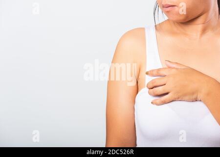 Primo piano di donna asiatica che punta la sua pelle ascella problema ascella grasso ascellare pelle rugosa, problema ascella pelle, studio isolato su bianco backgr Foto Stock