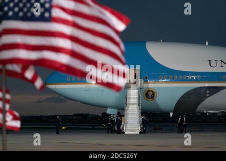 Il presidente DEGLI STATI UNITI Donald Trump arriva a un evento della campagna Make America Great Again presso l'aeroporto internazionale di Des Moines il 14 ottobre 2020 a Des Moines, Iowa. Trump si batte una settimana dopo il recupero da COVID-19. Credit: Alex Edelman/The Photo Access Foto Stock