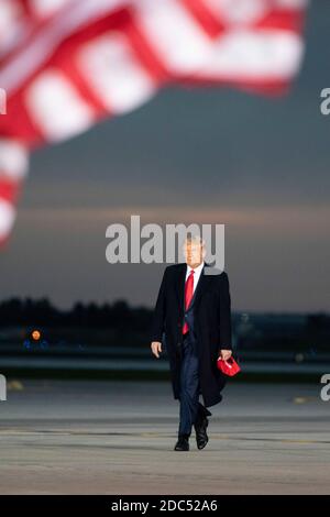 Il presidente DEGLI STATI UNITI Donald Trump arriva a un evento della campagna Make America Great Again presso l'aeroporto internazionale di Des Moines il 14 ottobre 2020 a Des Moines, Iowa. Trump si batte una settimana dopo il recupero da COVID-19. Credit: Alex Edelman/The Photo Access Foto Stock