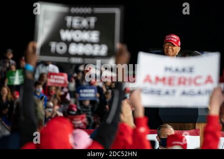 Il presidente DEGLI STATI UNITI Donald Trump parla durante un evento della campagna Make America Great Again all'aeroporto internazionale di Des Moines il 14 ottobre 2020 a Des Moines, Iowa. Trump si batte una settimana dopo il recupero da COVID-19. Credit: Alex Edelman/The Photo Access Foto Stock