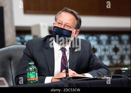 Il senatore degli Stati Uniti Gary Peters (D-MI) che indossa una maschera facciale parla ad una riunione del Comitato del Senato per il Commercio, la Scienza e i Trasporti. Foto Stock