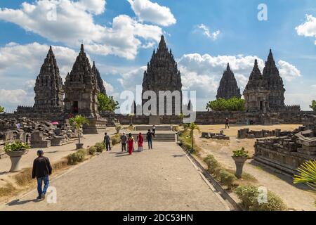 Prambanan, Indonesia - 17 luglio 2019: Area di accesso ai santuari del Prambanan antico tempio indù complesso, Rara Jonggrang, nella speciale, Yo Foto Stock