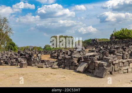 Particolare delle rovine di dozzine di templi di Pervara nel complesso di templi indù Prambanani, Rara Jonggrang, nella regione speciale di Yogyakarta, Ind Foto Stock