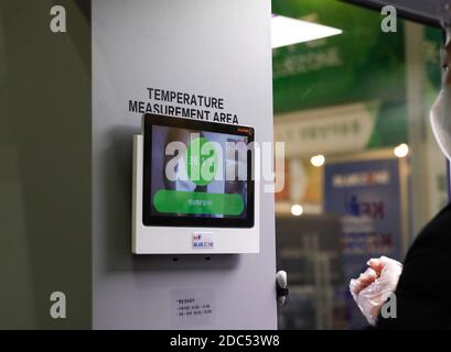 Pechino, Corea del Sud. 18 Nov 2020. Uno schermo mostra la temperatura corporea di un visitatore quando supera l'area di misurazione della temperatura di un canale di disinfezione mobile presso il Korea International Exhibition Center di Goyang, nella provincia di Gyeonggi, Corea del Sud, 18 novembre 2020. La Corea del Sud ha deciso martedì di innalzare la sua regola di distanziamento sociale a cinque livelli di una tacca nell’area metropolitana di Seoul, in mezzo alla rinascita della COVID-19 nella capitale e nei suoi dintorni. Credit: Wang Jingqiang/Xinhua/Alamy Live News Foto Stock