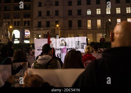 Un protestore che parla ai colleghi durante la dimostrazione. La sinistra Indipendenza della Catalogna comincia a mobilitare un'offensiva che sostiene che la crisi generata dal Coronavirus non dovrebbe essere pagata dalla classe operaia. Foto Stock