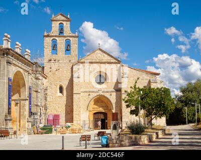 Facciata e campanello della chiesa - San Juan de Ortega, Castiglia e León, Spagna Foto Stock