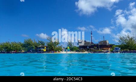 Half Moon Cay/Bahamas-10/31/19: Holland America Line Zuiderdam nave da crociera che sono ancorate al largo della isola privata di Half Moon Cay nelle Bahamas. Foto Stock