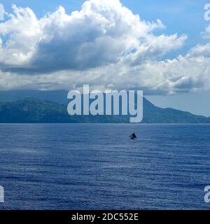 Haiti-11/1/19: Il fumoso e montuoso litorale dell'isola caraibica di Haiti come una nave da crociera vele da. Foto Stock