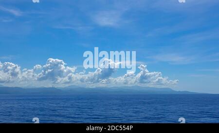 Haiti-11/1/19: Il fumoso e montuoso litorale dell'isola caraibica di Haiti come una nave da crociera vele da. Foto Stock