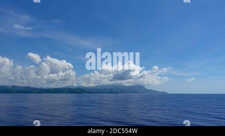 Haiti-11/1/19: Il fumoso e montuoso litorale dell'isola caraibica di Haiti come una nave da crociera vele da. Foto Stock