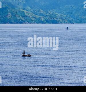 Haiti-11/1/19: Il fumoso e montuoso litorale dell'isola caraibica di Haiti come una nave da crociera vele da. Foto Stock