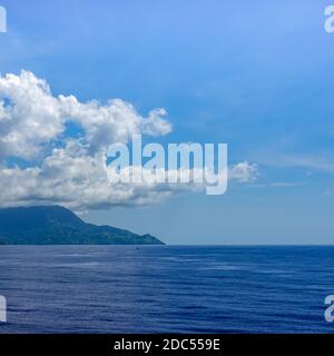 Haiti-11/1/19: Il fumoso e montuoso litorale dell'isola caraibica di Haiti come una nave da crociera vele da. Foto Stock