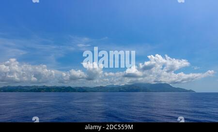 Haiti-11/1/19: Il fumoso e montuoso litorale dell'isola caraibica di Haiti come una nave da crociera vele da. Foto Stock