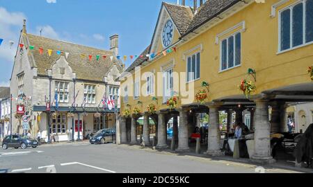 Market House e il pub Snooty Fox a Tetbury, Cotswolds, Gloucestershire, Inghilterra, Regno Unito Foto Stock