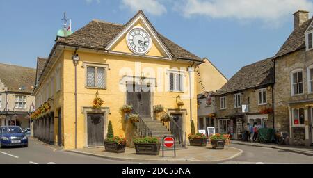 Market House e il pub Snooty Fox a Tetbury, Cotswolds, Gloucestershire, Inghilterra, Regno Unito Foto Stock