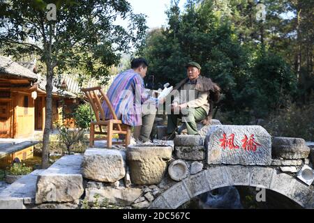 (201119) -- XIANGXI, 19 novembre 2020 (Xinhua) -- Peng Guofei (R) scatta un breve video con il suo partner Peng Chaowen a Furong Township a Xiangxi Tujia e nella prefettura autonoma di Miao, provincia di Hunan della Cina centrale, 15 novembre 2020. Peng Guofei, 75, è noto come 'nonno Fei' online. È nato e cresciuto nel remoto villaggio di Yangmu, situato nel profondo delle montagne di Wuling. Con l'aiuto di funzionari locali di soccorso alla povertà, gli abitanti del villaggio hanno accesso a Internet negli ultimi anni, come l'intero villaggio abbraccia la copertura completa del segnale 4G. All'inizio del 2020, Peng ha preso corsi su internet nel villaggio Foto Stock