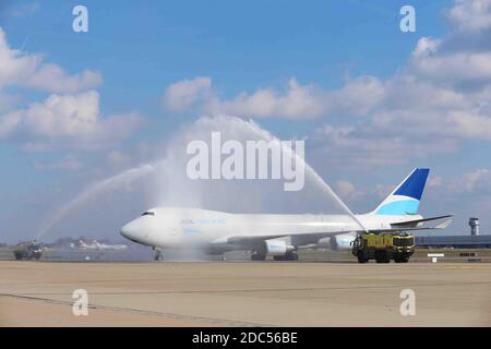 Bruxelles, Belgio. 18 Marzo 2020. Un aereo che trasporta materiale medico dalla Cina arriva all'aeroporto di Liegi, in Belgio, il 18 marzo 2020. PER ANDARE CON Spotlight: La Cina 'Air Silk Road' dimostra enorme potenziale di credito: Zheng Huansong / Xinhua / Alamy Live News Foto Stock