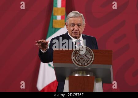 Città del Messico, Messico. 18 Nov 2020. CITTÀ DEL MESSICO, MESSICO - NOVEMBRE 18: Il presidente messicano Andres Manuel Lopez Obrador parla durante una conferenza stampa sull'estradizione dell'ex segretario della difesa Salvador Cienfuegos al Palazzo Nazionale il 18 novembre 2020 a Città del Messico, Messico. Credit: Ismael Rosas/Eyepix Group/The Photo Access Credit: The Photo Access/Alamy Live News Foto Stock