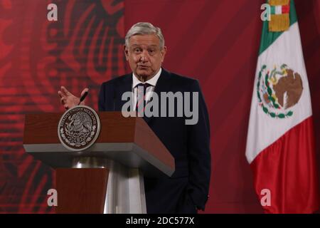 Città del Messico, Messico. 18 Nov 2020. CITTÀ DEL MESSICO, MESSICO - NOVEMBRE 18: Il presidente messicano Andres Manuel Lopez Obrador parla durante una conferenza stampa sull'estradizione dell'ex segretario della difesa Salvador Cienfuegos al Palazzo Nazionale il 18 novembre 2020 a Città del Messico, Messico. Credit: Ismael Rosas/Eyepix Group/The Photo Access Credit: The Photo Access/Alamy Live News Foto Stock