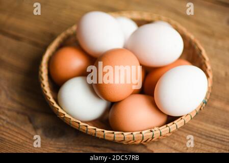 Uova di pollo e uova d'anatra raccogliere da prodotti di fattoria naturale in un paniere sano concetto di consumo, uova fresche Foto Stock