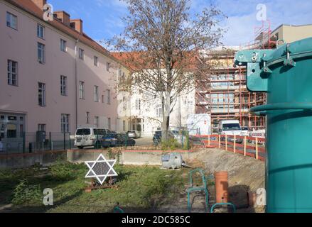 Potsdam, Germania. 16 Nov 2020. Il terreno per la costruzione della sinagoga e del centro comunitario a Schloßstraße 1 i progetti per la nuova sinagoga sono stati elaborati dall'ufficio architettonico Jost Haberland. Credit: Soeren Stache/dpa-Zentralbild/ZB/dpa/Alamy Live News Foto Stock