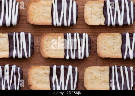 Biscotti fatti in casa con frollette di pane ricoperta di cioccolato Foto Stock